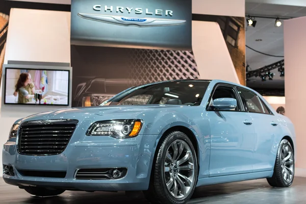 Chrysler 300s bil på displayen på la auto show. — Stockfoto