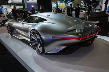 Mercedes-benz amg vizyon gran turismo araba la ekranda bir