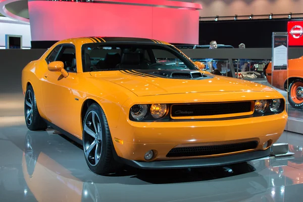 Dodge challenger auto na displeji na la auto show. — Stock fotografie