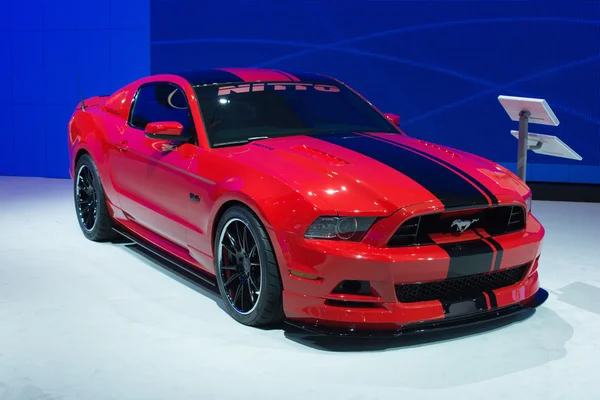 Ford mustang nitto 420hp 5l v8 auto op display op de autoshow la sh — Stockfoto