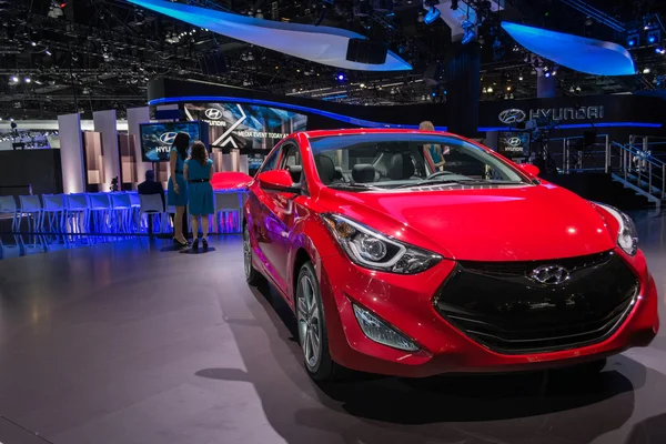 Hyundai elantra coupe samochód na wyświetlaczu na la auto show. — Zdjęcie stockowe