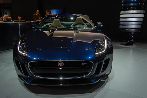 Jaguar f-typ s bil på displayen på la auto show. — Stockfoto