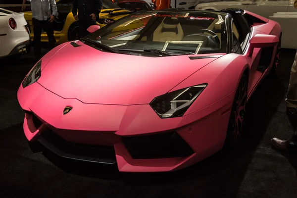 Lamborghini różowy samochód na wyświetlaczu na la auto show. — Zdjęcie stockowe
