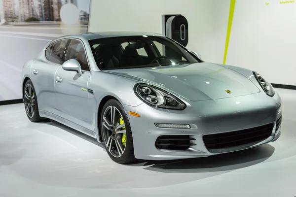 Porsche panamera bil på displayen på la auto show. — Stockfoto