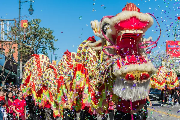 Chinese draak tijdens gouden draak parede. — Stockfoto