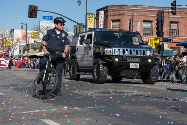 Полицейская машина Хаммера, во время Пареде Золотого Дракона . — стоковое фото