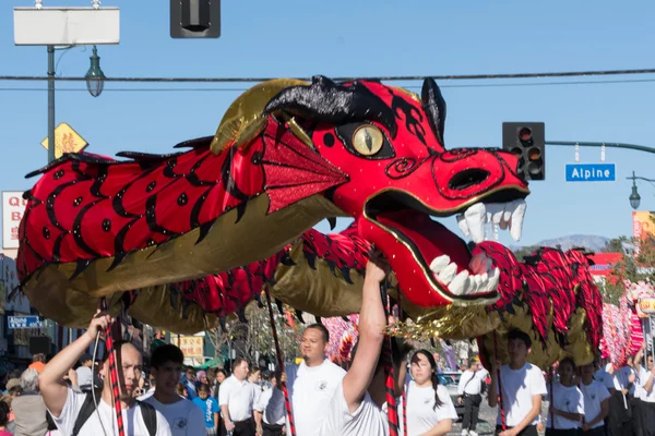 Chinese draak tijdens gouden draak parede. — Stockfoto