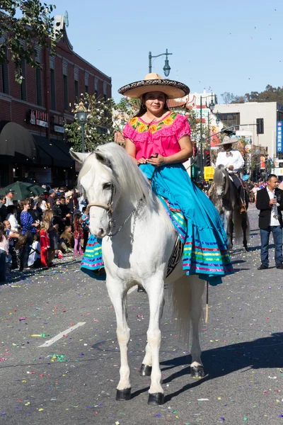 A 115th éves golden dragon parade, Hold ne mexikói nő — Stock Fotó