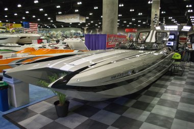 7 Şubat tarihinde los angeles boat Show'da sergilenen m-35 tekne,