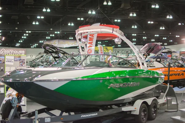 Barco en exhibición en el Salón Náutico de Los Ángeles el 7 de febrero de 2014 — Foto de Stock