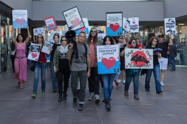 eylemciler, los Angeles'ta Japon Konsolosluğu önünde taiji içinde yunus katliamı protesto etmek için.