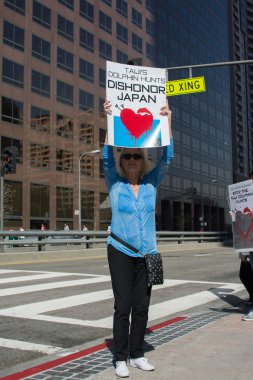 eylemci los Angeles'ta Japon Konsolosluğu önünde taiji içinde yunus katliamı protesto etmek için.