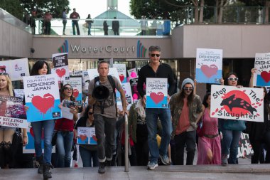 eylemciler, los Angeles'ta Japon Konsolosluğu önünde taiji içinde yunus katliamı protesto etmek için.