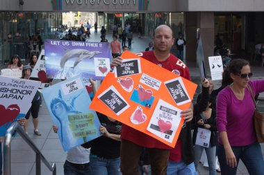 eylemciler, los Angeles'ta Japon Konsolosluğu önünde taiji içinde yunus katliamı protesto etmek için.