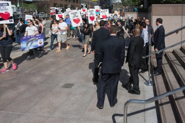 eylemciler, los Angeles'ta Japon Konsolosluğu önünde taiji içinde yunus katliamı protesto etmek için.
