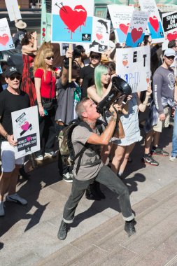 eylemciler, los Angeles'ta Japon Konsolosluğu önünde taiji içinde yunus katliamı protesto etmek için.