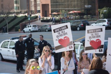 eylemciler, los Angeles'ta Japon Konsolosluğu önünde taiji içinde yunus katliamı protesto etmek için.