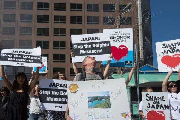 Attivisti davanti al consolato del Giappone a Los Angeles per protestare contro il massacro dei delfini a Taiji . — Foto Stock