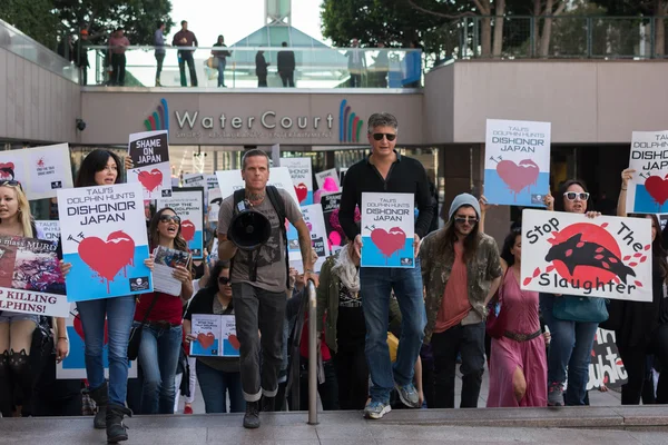 Attivisti davanti al consolato del Giappone a Los Angeles per protestare contro il massacro dei delfini a Taiji . — Foto Stock