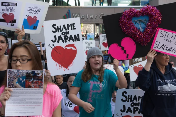 Attivisti davanti al consolato del Giappone a Los Angeles per protestare contro il massacro dei delfini a Taiji . — Foto Stock