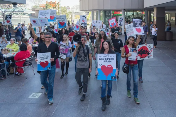 Attivisti davanti al consolato del Giappone a Los Angeles per protestare contro il massacro dei delfini a Taiji . — Foto Stock