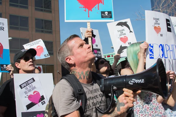 太地町のイルカ虐殺を抗議するためにロサンゼルスで日本の領事館の前に活動. — ストック写真