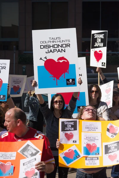 Attivisti davanti al consolato del Giappone a Los Angeles per protestare contro il massacro dei delfini a Taiji . — Foto Stock