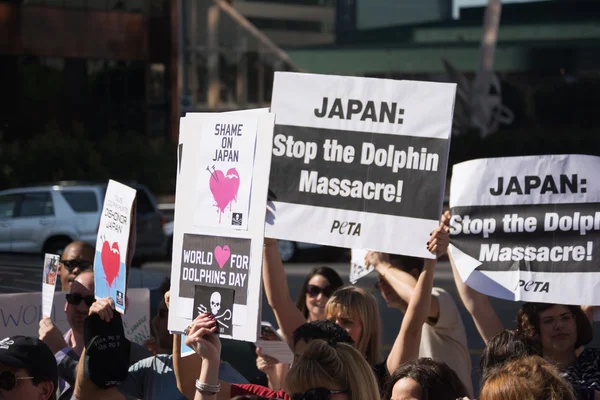 Attivisti davanti al consolato del Giappone a Los Angeles per protestare contro il massacro dei delfini a Taiji . — Foto Stock