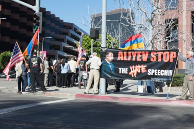 Azerbaycan Konsolosluğu bellekte protesto insanlar