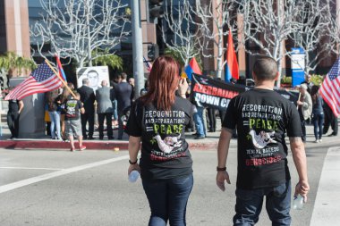 Azerbaycan Konsolosluğu bellekte protesto insanlar