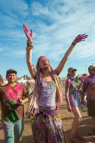 Az emberek ünnepli a holi fesztivál színek. — Stock Fotó
