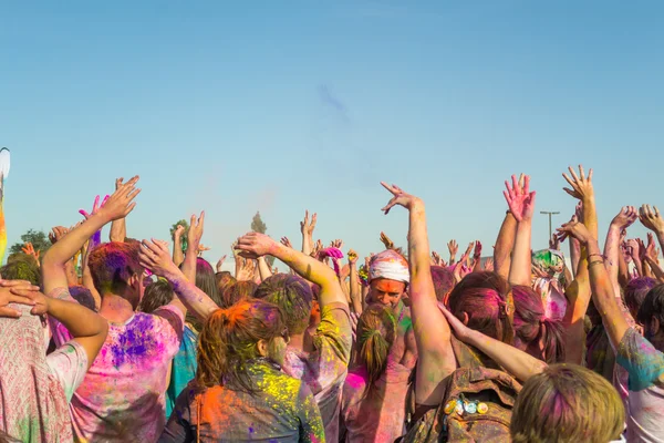 Pessoas celebrando Holi Festival of Colors . — Fotografia de Stock