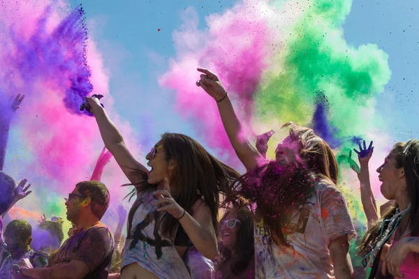 Menschen feiern Holi-Fest der Farben. — Stockfoto