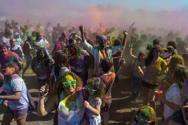 Az emberek ünnepli a holi fesztivál színek. — Stock Fotó