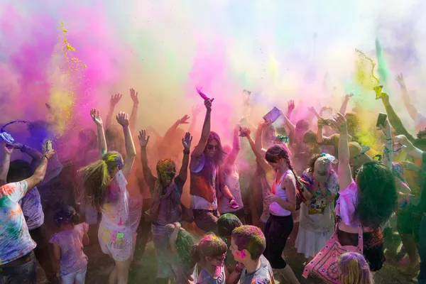 Pessoas celebrando Holi Festival of Colors . — Fotografia de Stock