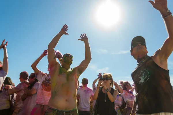 Gente celebrando el Festival Holi de Colores . — Foto de Stock