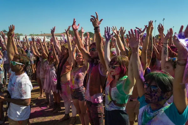 Az emberek ünnepli a holi fesztivál színek. — Stock Fotó