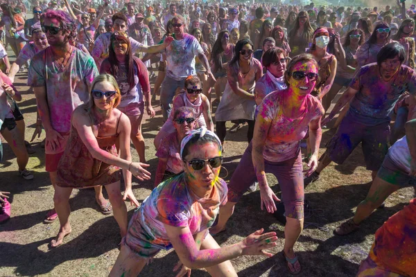 Les gens qui célèbrent Holi Festival des couleurs . — Photo