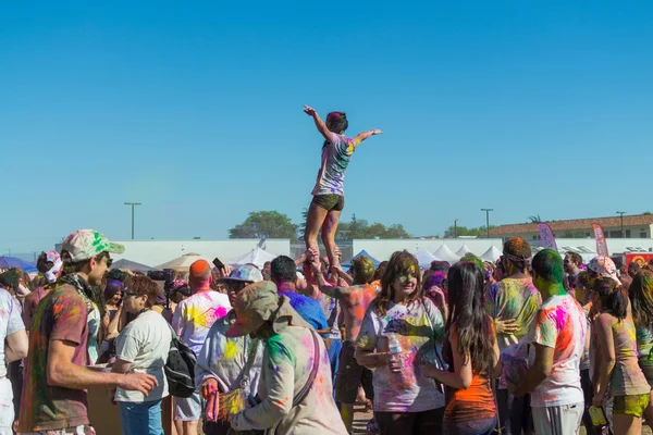 Mensen vieren holi festival van kleuren. — Stockfoto