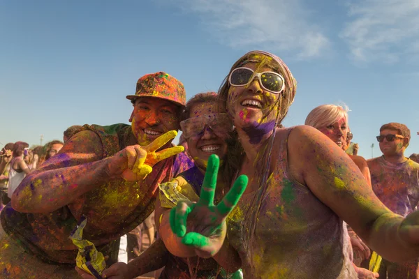 Pessoas celebrando Holi Festival of Colors . — Fotografia de Stock