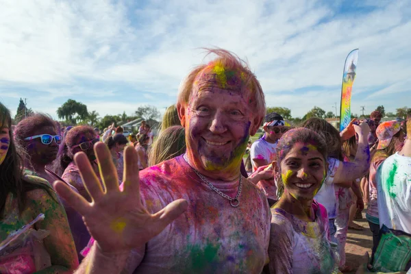 Lidé slaví festival holi barev. — Stock fotografie