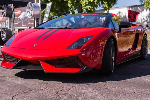Красный Lamborghini на выставочной парковке на ежегодном мероприятии Superca — стоковое фото