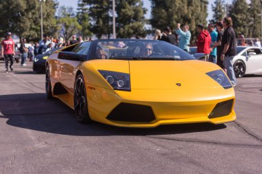 bir yıllık olay Süp otopark sergi sarı lamborghini