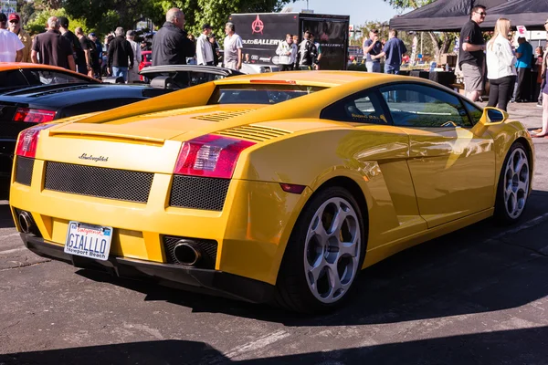 Желтый Lamborghini на выставочной парковке на ежегодном мероприятии Supe — стоковое фото