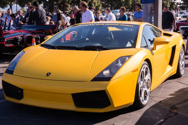 Lamborghini amarelo no estacionamento da exposição em um evento anual Supe — Fotografia de Stock