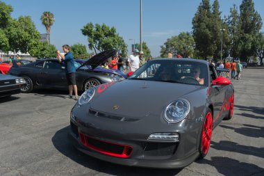 Sergi Pazar itibariyle yıllık olay supercar Porsche ferrari gün