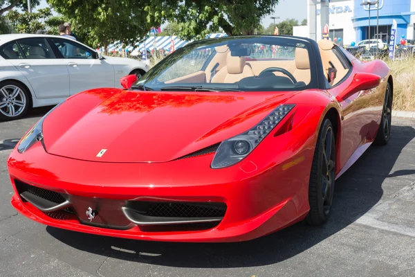Ferrari på utställning på den årliga händelse superbil söndag ferrari dag — Stockfoto