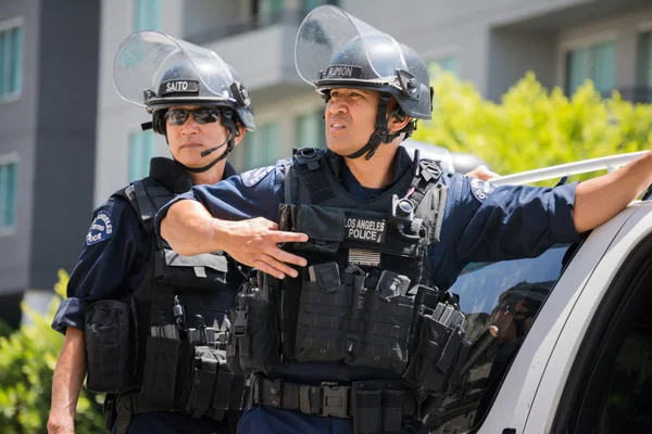 La police dans la rue pendant la célébration de la Coupe Stanley des Rois de Los Angeles — Photo