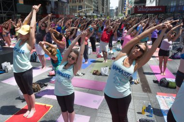 new Yorklular pratik yoga times Meydanı'nda binlerce.