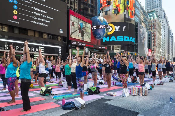 Tusentals nya Yorkers utövar yoga i times square. — Stockfoto